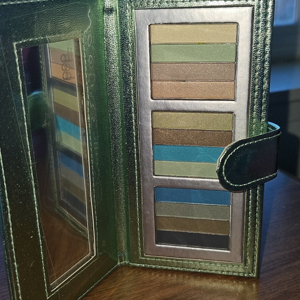 Vintage Pop Beauty Green Eyes Eyeshadow Palette - Collector's Item - Never Used